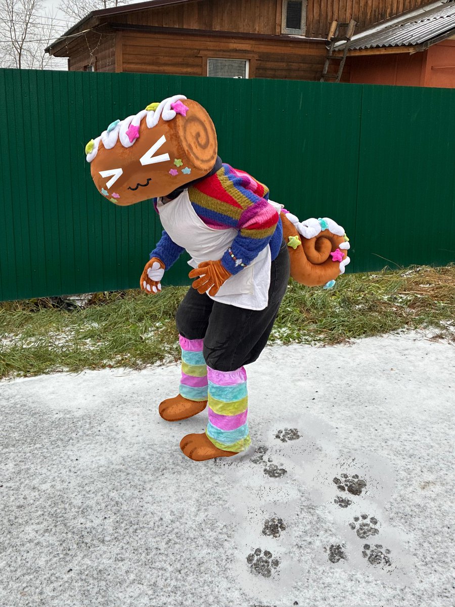 bootlessbug's tweet image. Yesterday, it snowed for the first time this season, and I wore this cool sweater, do you think it&apos;s suits me? :•3 🍰
#dandysworld #dandysworldcosplay