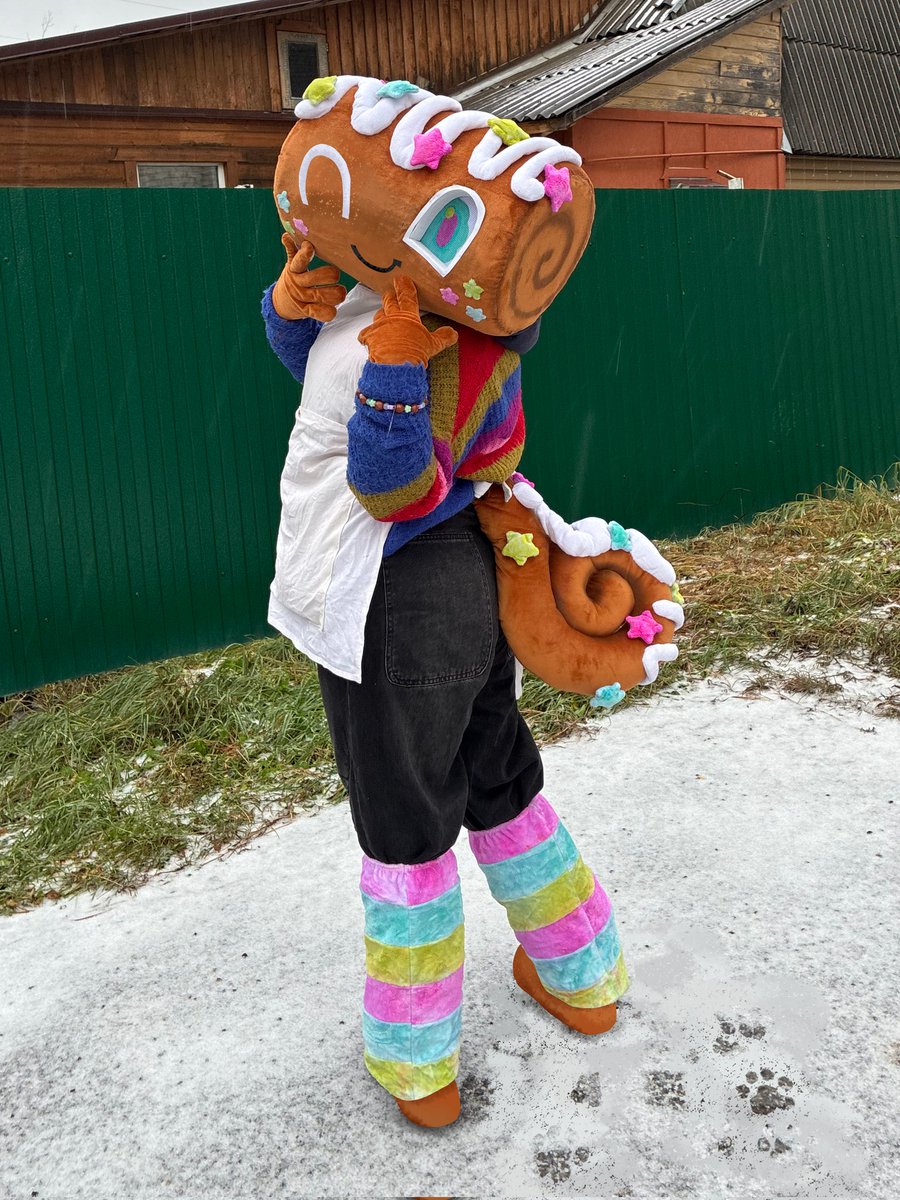 bootlessbug's tweet image. Yesterday, it snowed for the first time this season, and I wore this cool sweater, do you think it&apos;s suits me? :•3 🍰
#dandysworld #dandysworldcosplay