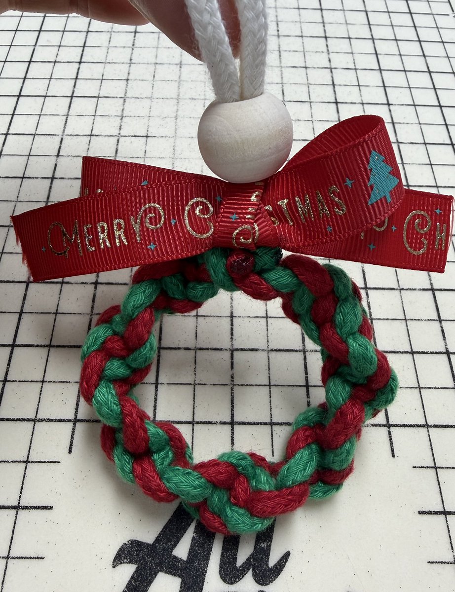 첫 마크라메 매듭 작품 :) 
신기하기도 하도 재미있기도 했다💙

#마크라메매듭 #마크라메 #첫작품