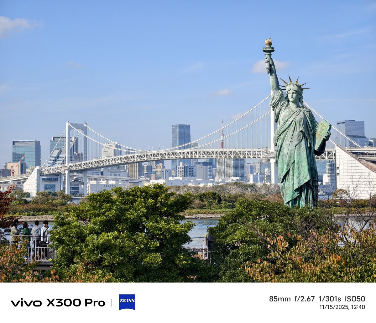 papayatop's tweet image. ช่วงนี้โตเกียวไวบ์ดีมาก เย็นสบาย ใบไม้แดงเหลืองมาเยอะพอตัว พอค่าเงินอ่อน ของกินของใช้ ซื้อตุนได้เลย เห็นว่าแบรนด์เนมก็ถูกมาก  

ส่วน gadget, device ญี่ปุ่นขายแพงครับ รอไปถลุงทริปจีนดีกว่า 

รอบนี้พา สว. มาด้วยเลยไม่ได้เที่ยวแบบดุดันมาก แต่ดีกว่ามาทัวร์แน่นอน ตามใจปาก…