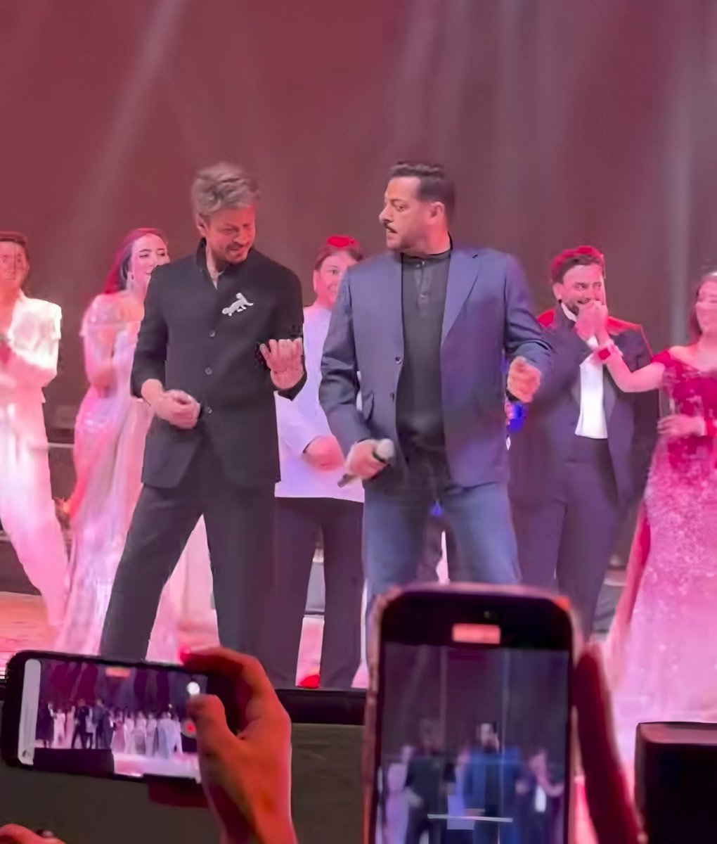 SamaSatar's tweet photo. Shah Rukh Khan &amp;  Salman Khan  In One stage last night 🤩💥

#bollywoodtrend2_0 #salmankhan #shahrukhkhan #fblifestyle #bhaijaan #fblifestyle #satarsama #SRKDay #kingkhan #king #SRK #JabraFan #TeamShahRukhKhan #shahrukhkhan https://t.co/3SNcl5sGhN