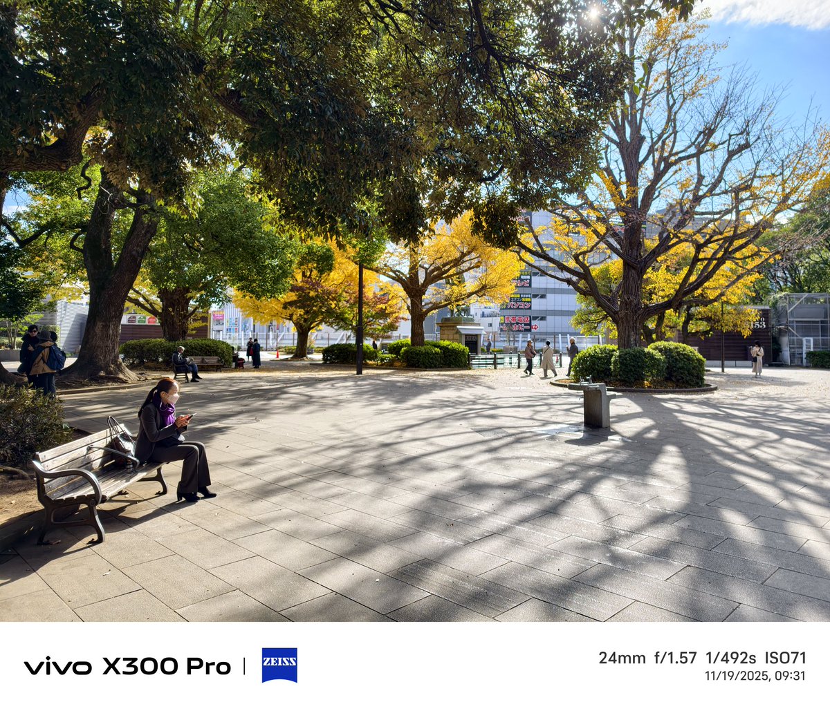 papayatop's tweet image. ช่วงนี้โตเกียวไวบ์ดีมาก เย็นสบาย ใบไม้แดงเหลืองมาเยอะพอตัว พอค่าเงินอ่อน ของกินของใช้ ซื้อตุนได้เลย เห็นว่าแบรนด์เนมก็ถูกมาก  

ส่วน gadget, device ญี่ปุ่นขายแพงครับ รอไปถลุงทริปจีนดีกว่า 

รอบนี้พา สว. มาด้วยเลยไม่ได้เที่ยวแบบดุดันมาก แต่ดีกว่ามาทัวร์แน่นอน ตามใจปาก…