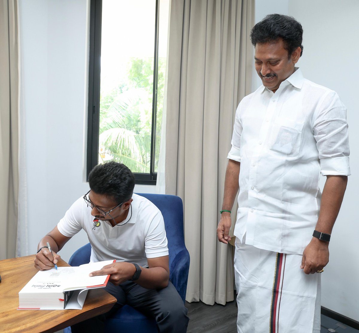 மாண்புமிகு பள்ளிக்கல்வித்துறை அமைச்சர் நண்பர் <a href="/Anbil_Mahesh/">Dr. Anbil Mahesh</a> அவர்கள் ஆய்வு முனைவர் பட்டம் பெற்றதையடுத்து, அவருடைய Doctoral Research-க்கான PhD Provisional Certificate-ஐ இன்று நம்மிடம் காண்பித்தார். 

அவருக்கு நம் <a href="/muthamilarignar/">Muthamilarignar Pathipagam</a> பதிப்பக வெளியீடான “காலத்தின் நிறம் கருப்பு -