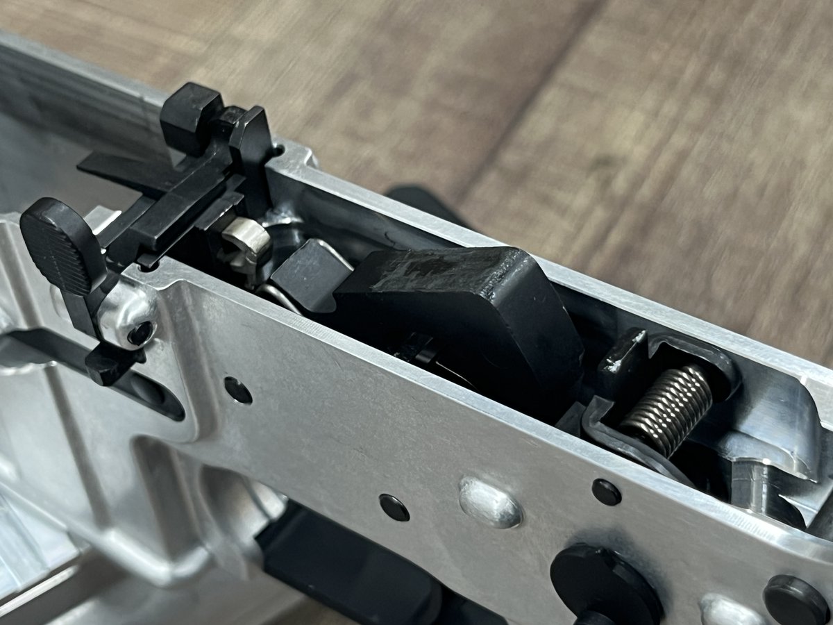 次期プロダクツ #VFC #ガスブロ 7075鍛造レシーバーのプロトが到着❗️

内部は現行のV3ファイヤリング仕様で動作はバッチリ👍VFC M4ユーザーに待望のアイテムになるよう細かな精査を行います‼️

#サバゲー