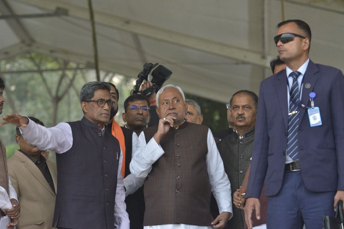 iKumarSaurabh's tweet image. बिहार में शाह और मात का खेल जारी है...

जहां (मेरी कुर्सी पर) तेरी ये नज़र है 
मेरी जान मुझे सबकी &quot;खबर&quot; है 🤩