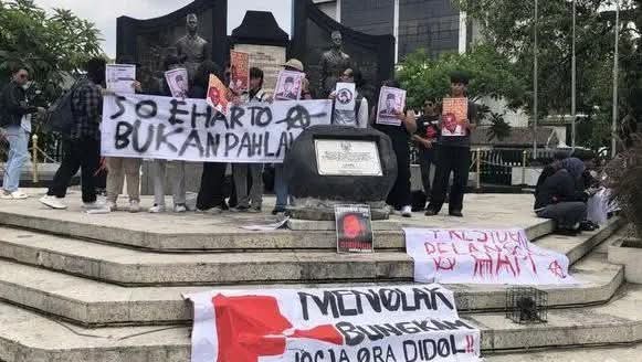 Sammi86Reborn's tweet image. Repost @BBCIndonesia

Mahasiswa diskorsing gara-gara gelar diskusi &apos;Soeharto bukan pahlawan&apos; – Orde Baru bangkit kembali?

Seorang mahasiswa dihukum skorsing oleh pimpinan kampus karena menggelar diskusi menolak Soeharto dijadikan pahlawan. 

Dan seorang politikus dilaporkan ke…