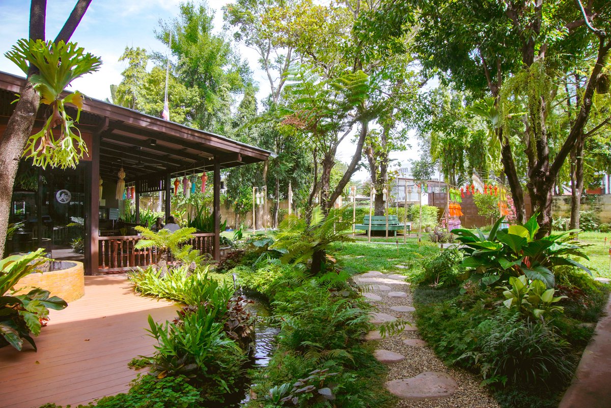 gin100_Official's tweet image. ไท่ไท่ทองอินทร์ เป็นร้านอาหารไทยฮาลาล ที่อาหารเมืองรสชาติเข้มข้นมาก ถูกปากเลย แล้วราคาก็ใช้ได้ เริ่มต้นที่ชุดน้ำพริก 40 บาท บางเมนูอาจสูงนิดนึงเพราะส่วนใหญ่เป็นเมนูเนื้อ แต่ส้มตำก็มี ในบรรยากาศคุ้มเรือนไทย #อร่อยเชียงใหม่