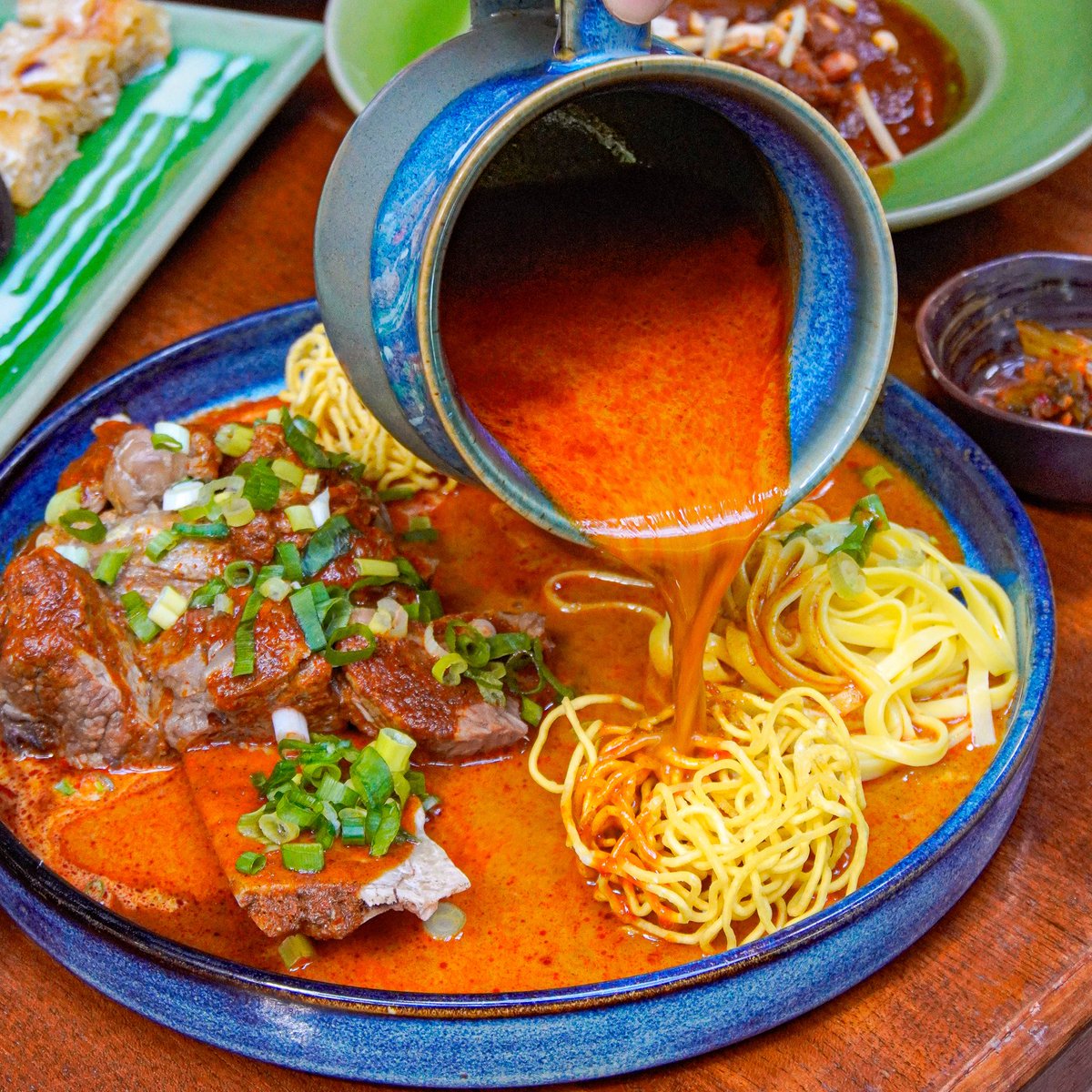 gin100_Official's tweet image. ไท่ไท่ทองอินทร์ เป็นร้านอาหารไทยฮาลาล ที่อาหารเมืองรสชาติเข้มข้นมาก ถูกปากเลย แล้วราคาก็ใช้ได้ เริ่มต้นที่ชุดน้ำพริก 40 บาท บางเมนูอาจสูงนิดนึงเพราะส่วนใหญ่เป็นเมนูเนื้อ แต่ส้มตำก็มี ในบรรยากาศคุ้มเรือนไทย #อร่อยเชียงใหม่