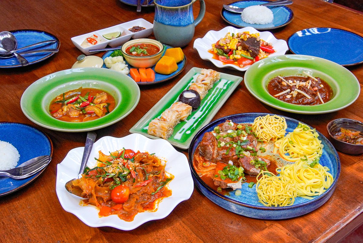 gin100_Official's tweet image. ไท่ไท่ทองอินทร์ เป็นร้านอาหารไทยฮาลาล ที่อาหารเมืองรสชาติเข้มข้นมาก ถูกปากเลย แล้วราคาก็ใช้ได้ เริ่มต้นที่ชุดน้ำพริก 40 บาท บางเมนูอาจสูงนิดนึงเพราะส่วนใหญ่เป็นเมนูเนื้อ แต่ส้มตำก็มี ในบรรยากาศคุ้มเรือนไทย #อร่อยเชียงใหม่