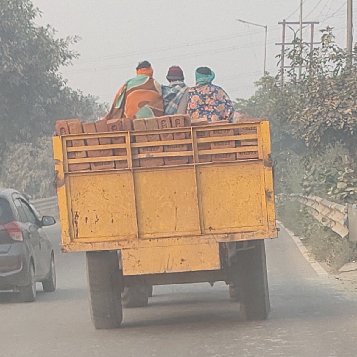 kapsology's tweet image. Under GRAP 3,  transport of construction materials  for example sand, bricks etc is prohibited.

Every day, you can see the rules are openly flaunted.

No one gives a damn and India will remain a polluted country forever due to corruption. 

@Gzbtrafficpol @Uppolice