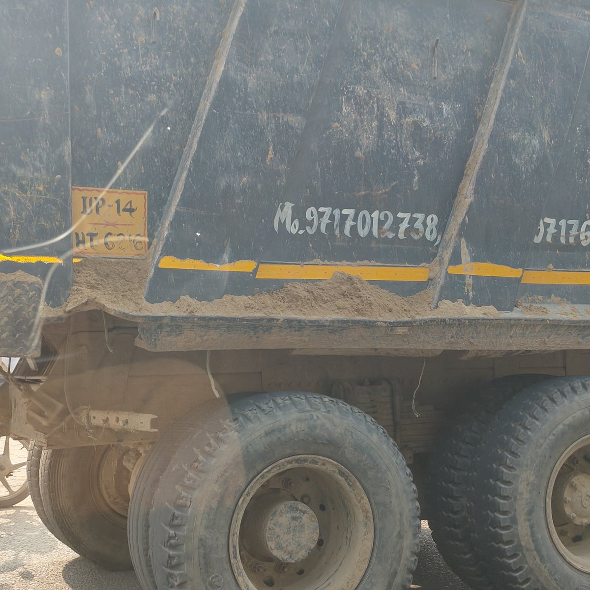 kapsology's tweet image. Under GRAP 3,  transport of construction materials  for example sand, bricks etc is prohibited.

Every day, you can see the rules are openly flaunted.

No one gives a damn and India will remain a polluted country forever due to corruption. 

@Gzbtrafficpol @Uppolice