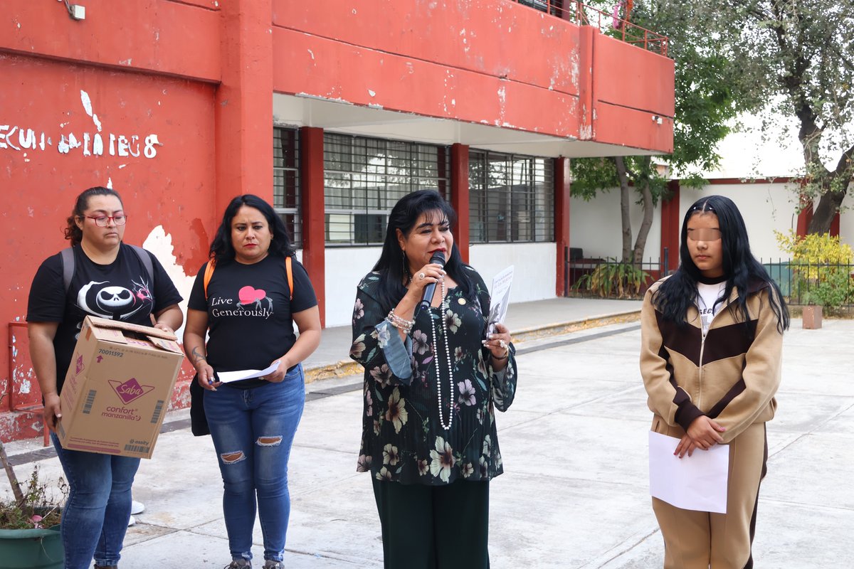 mariselazuiga1's tweet photo. Iniciamos este día con nuestra Ruta #PoderMenstrual en la Secundaría técnica 87, donde muy temprano acudimos a entregar productos de gestión menstrual para las alumnas, también, hicimos entrega de productos de gestión menstrual que fueron donados por @digna_mx y @essity para las alumnas del turno vespertino.
Por otro lado, les entregamos a los chicos las cartillas de los derechos de las mujeres; porque solo a través de la concientización, la educación integral, y el reconocimiento de las luchas de las mujeres podremos garantizar una vida libre de violencia en contra de la mujer en los centros educativos.
Seguiremos atendiendo las diferentes escuelas de nuestra @Alc_Iztapalapa , seguiremos hablando de menstruación, sin miedo, sin vergüenza y sin tabúes; seguiremos alzando la voz hasta que ninguna niña sienta vergüenza, temor o sea víctima de burlas por el proceso menstrual, para así reconocer el derecho a una menstruación digna en todo el país.