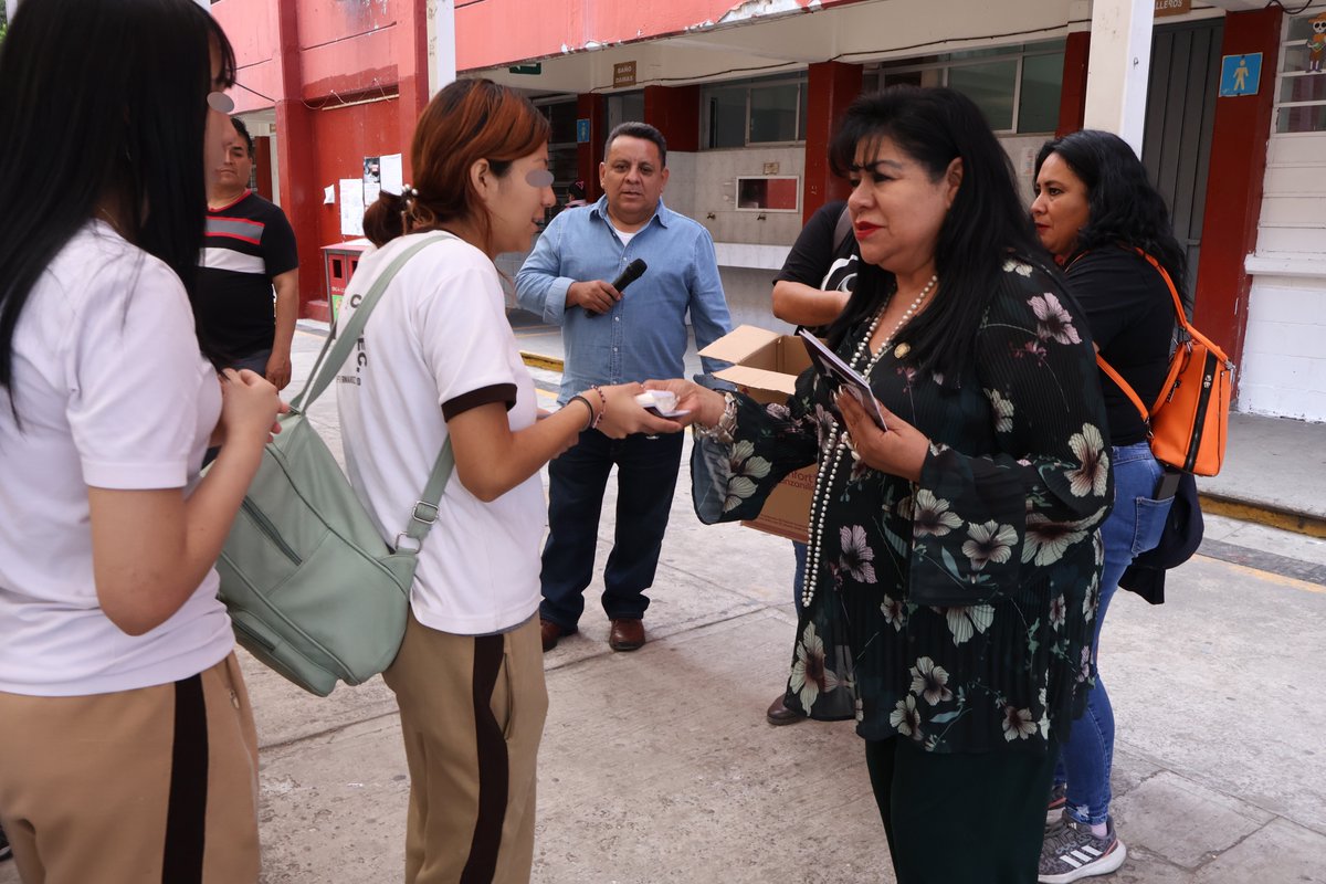 mariselazuiga1's tweet photo. Iniciamos este día con nuestra Ruta #PoderMenstrual en la Secundaría técnica 87, donde muy temprano acudimos a entregar productos de gestión menstrual para las alumnas, también, hicimos entrega de productos de gestión menstrual que fueron donados por @digna_mx y @essity para las alumnas del turno vespertino.
Por otro lado, les entregamos a los chicos las cartillas de los derechos de las mujeres; porque solo a través de la concientización, la educación integral, y el reconocimiento de las luchas de las mujeres podremos garantizar una vida libre de violencia en contra de la mujer en los centros educativos.
Seguiremos atendiendo las diferentes escuelas de nuestra @Alc_Iztapalapa , seguiremos hablando de menstruación, sin miedo, sin vergüenza y sin tabúes; seguiremos alzando la voz hasta que ninguna niña sienta vergüenza, temor o sea víctima de burlas por el proceso menstrual, para así reconocer el derecho a una menstruación digna en todo el país.