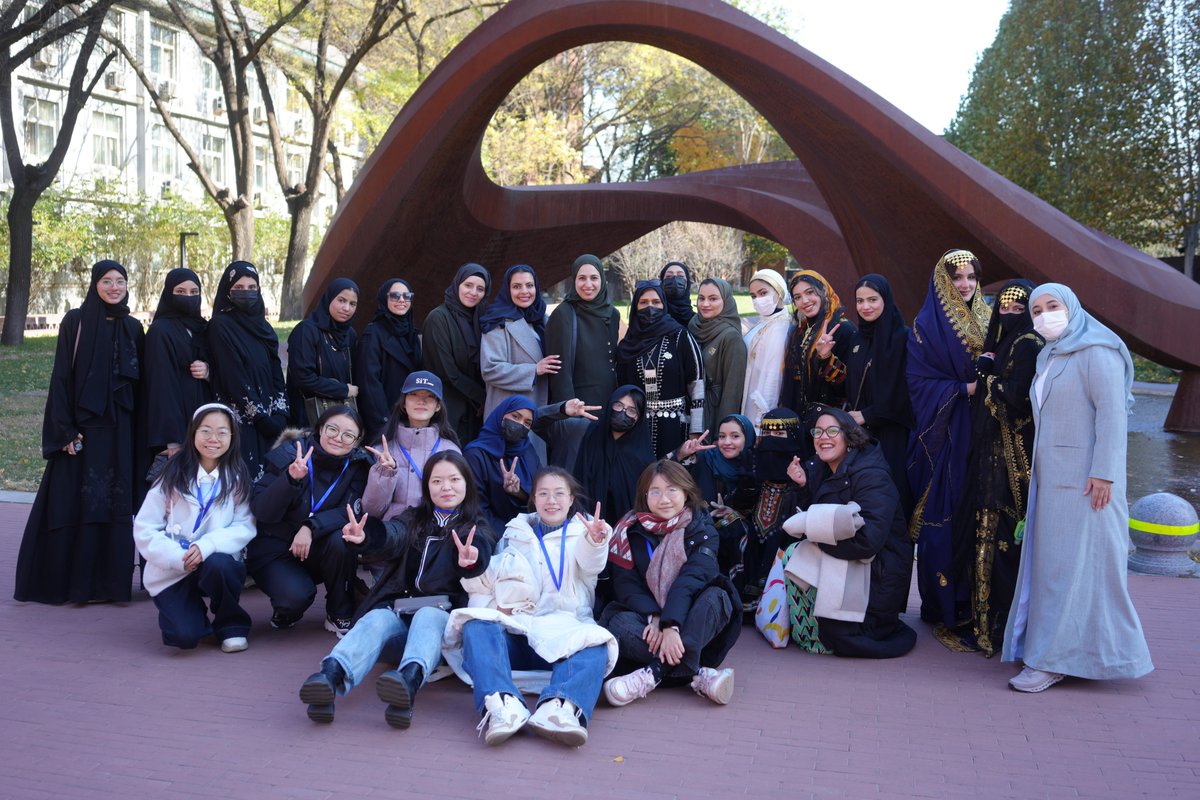 bfsu_official's tweet photo. The China-Saudi University Student Exchange was held at #BFSU. Over 20 Chinese students opened with a vibrant showcase of choir, poetry, and calligraphy. Saudi students then dove into the fun with hands-on workshops on paper-cutting and Peking Opera mask painting, experiencing the unique charm of Chinese culture firsthand. 🇨🇳🤝🇸🇦 #CulturalExchange