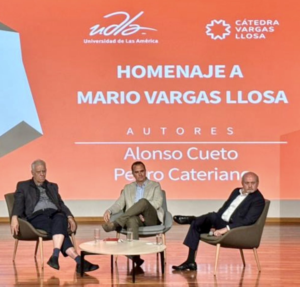 PCaterianoB's tweet photo. Hoy fue muy grato participar en el homenaje a Mario Vargas Llosa, que organizó la @UDLAEcuador 
Gracias a la universidad y a la @CVargasLlosa por la invitación. https://t.co/OmMmuhJHTP
