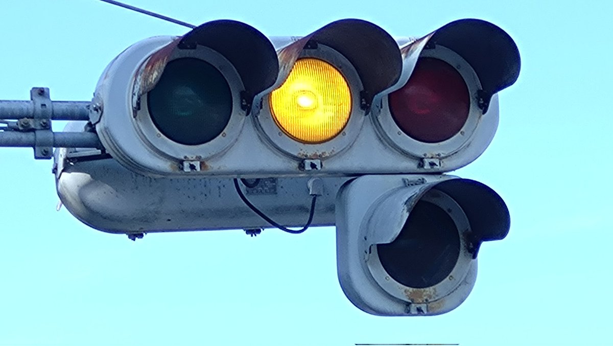 この交差点の車両用信号は、矢印灯器も含めて全て京三の丸型レモン