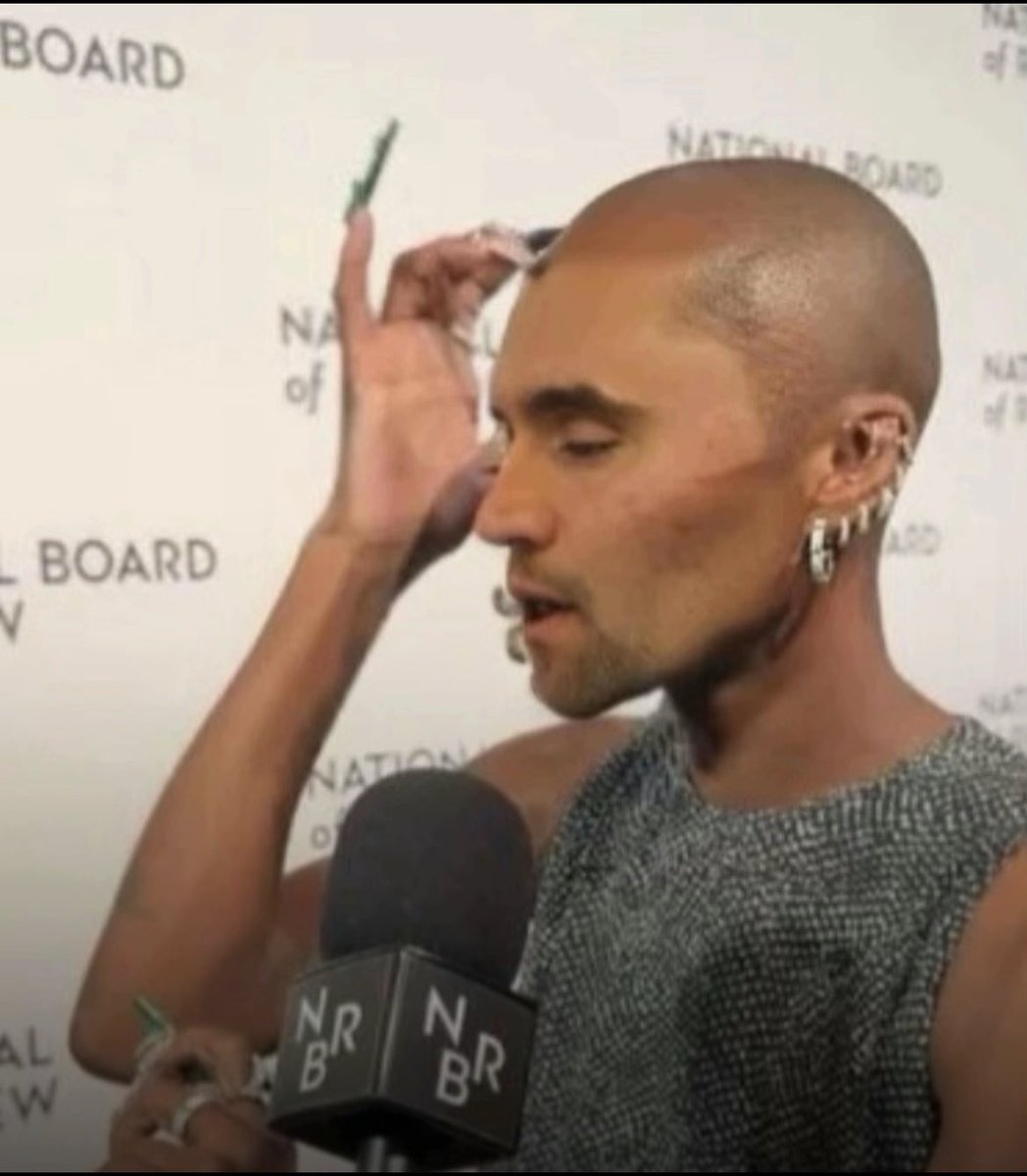 the concept van mensen die geld DURVEN vragen voor een tattoo te zetten als ze geen certificaat hebben⁉️ 10 euro ait ma 70 euro voor een fine line tattoo van 1 centimeter ga slapen