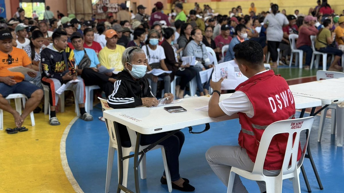 dswdserves's tweet photo. DSWD Continues to Support #RamilPH Affected Families in Capiz 🤝🏻
Sa pagpapatuloy ng recovery efforts ng Capiz matapos ang Bagyong #RamilPH, sinimulan ng DSWD Field Office (FO) 6 - Western Visayas ang simultaneous distribution ng emergency cash transfer (ECT) na ginanap sa Sigma Civic Center at Dumalag Gym kahapon ng Martes (Nobyembre 18).
Umabot sa 3,923 pamilya sa Sigma, Capiz at 368 pamilya mula sa Dumarao, Cuartero, Dao at Dumalag ang malugod na tumanggap ng cash assistance bilang tugon sa kanilang basic needs. Sa kabuuan, ang mga severely-affected na pamilya ay nakatanggap ng Php10,010 bawat isa at ang slightly-affected naman ay tig-Php5,005.
Tiniyak ng DSWD na tuluy-tuloy ang suporta ng Kagawaran hanggang sa ganap na makabangon ang bawat apektadong pamilya ng kalamidad, sisiguruhing ang bawat kalinga ay tapat, totoo at maagap alinsunod sa mandato ni Pangulong Ferdinand R. Marcos Jr.
@rex_gatchalian
#BawatBuhayMahalagaSaDSWD ❤️