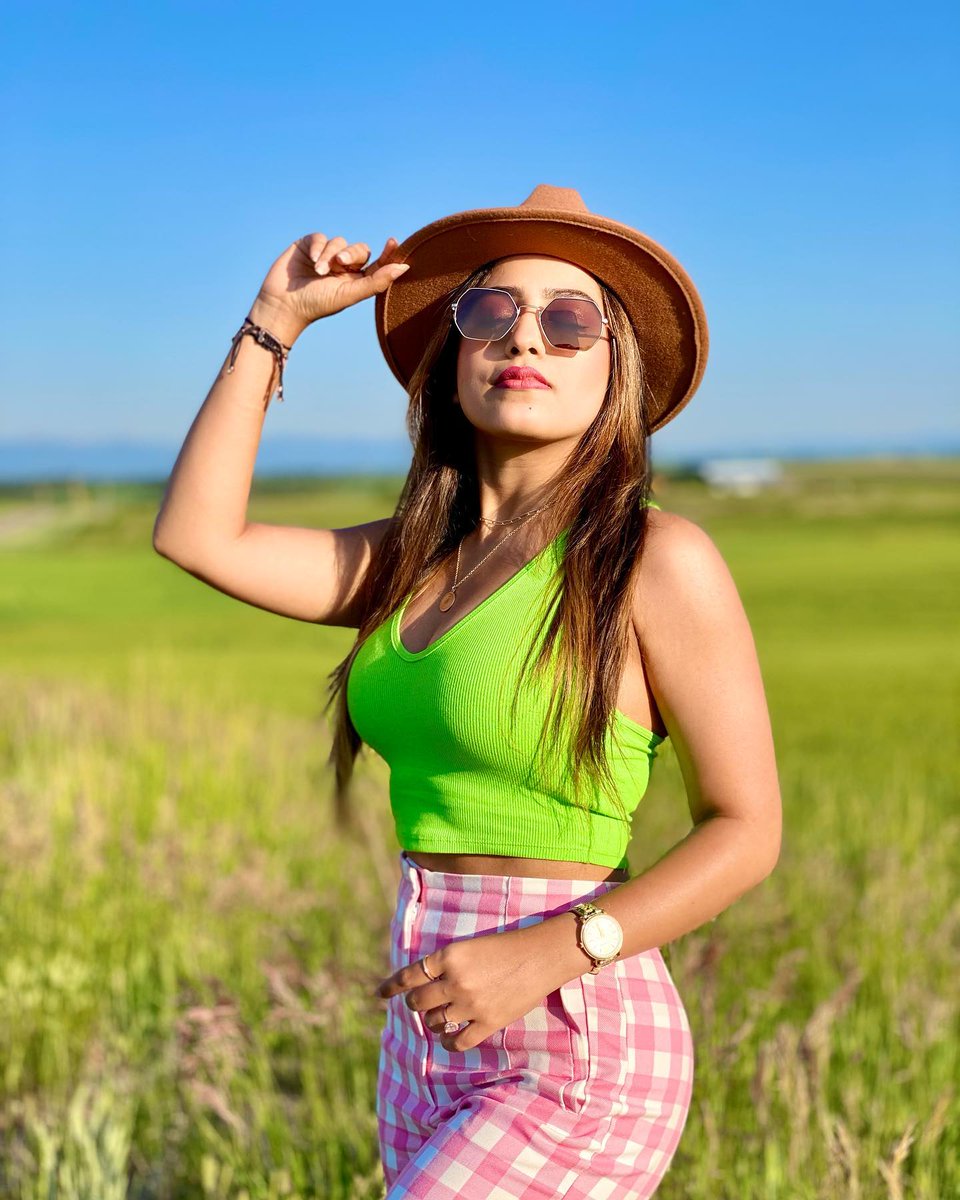 RabyaQayux's tweet image. Chasing that golden hour glow in the fields. Nothing beats a bright outfit and clear skies.
.
#GoldenHour #FieldDays #NatureAesthetic #TravelFashion