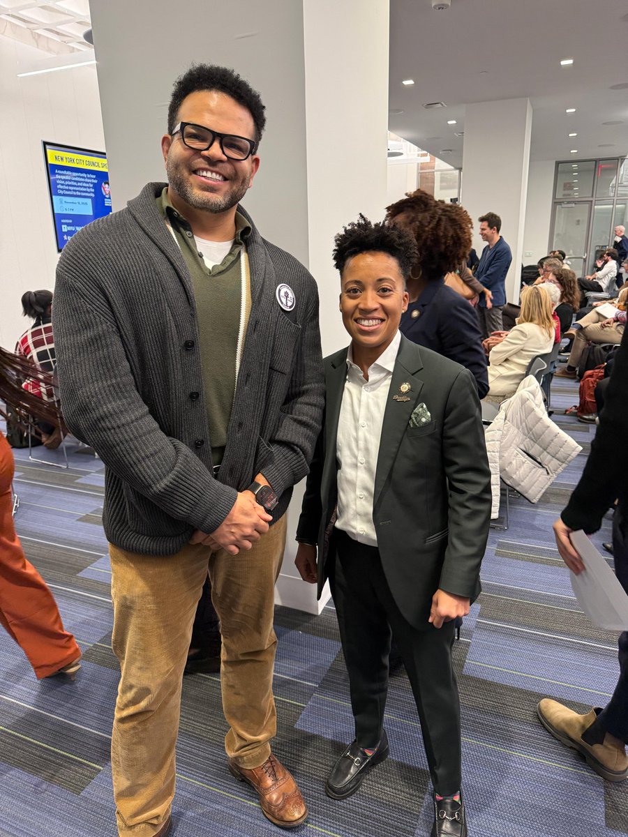 Great meeting <a href="/CMCrystalHudson/">Council Member Crystal Hudson</a> at tonight’s <a href="/NYUWagner/">NYU Wagner</a> council chair candidates forum. We talked about our fight for a strong first contract for half of NYU’s full time faculty.