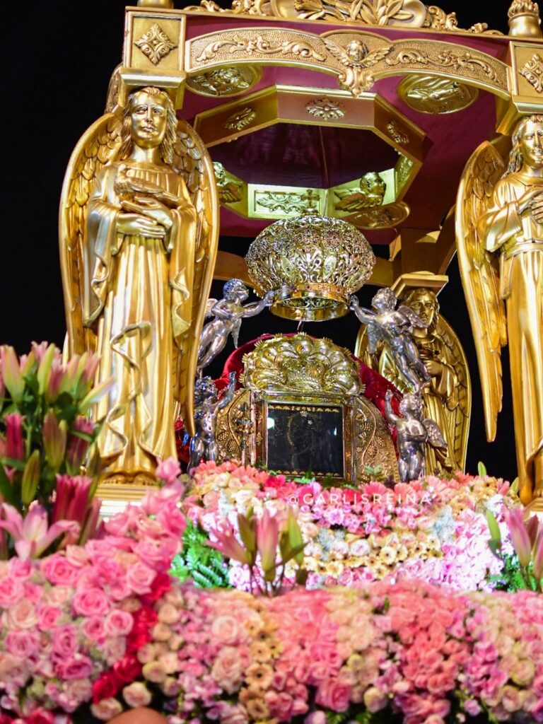 Ya son más de ocho años sin poder pisar tu templo, pero mi fe sigue intacta mi Virgen de Chiquinquirá. 

Hoy ruego por mi pueblo, por la pronta libertad para todos y la esperanza de retornar.