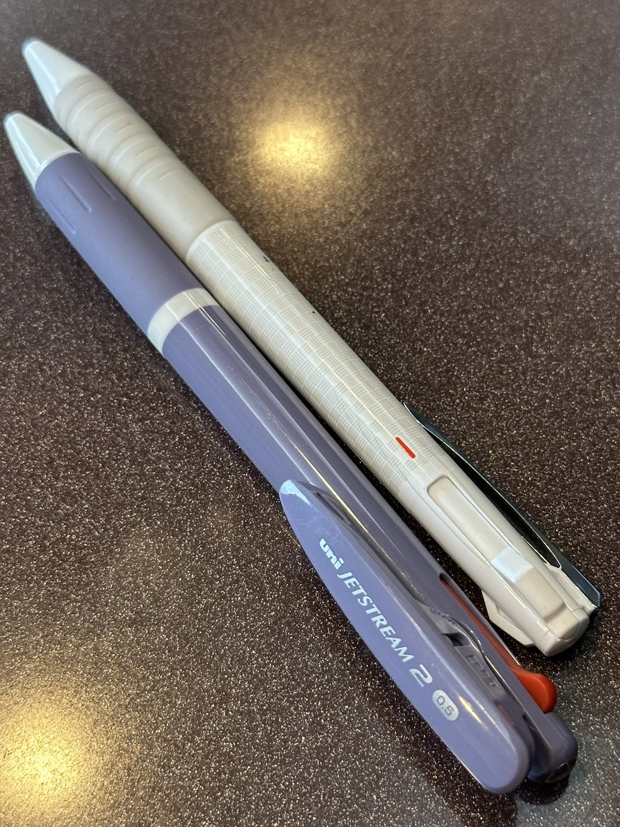 GOOD MO-NII
今日の「週の真ん中調査隊」
お気に入り文具✏️
たくさんありがとうございました！

ボールペンは、みんなメーカーのこだわりがありますね
私はジェットストリームが好きです！

カバンに入ってた2本はそれ。

でもJSは、すぐいなくなる。
百均で買ったのはずっとある。。。

#もーにー