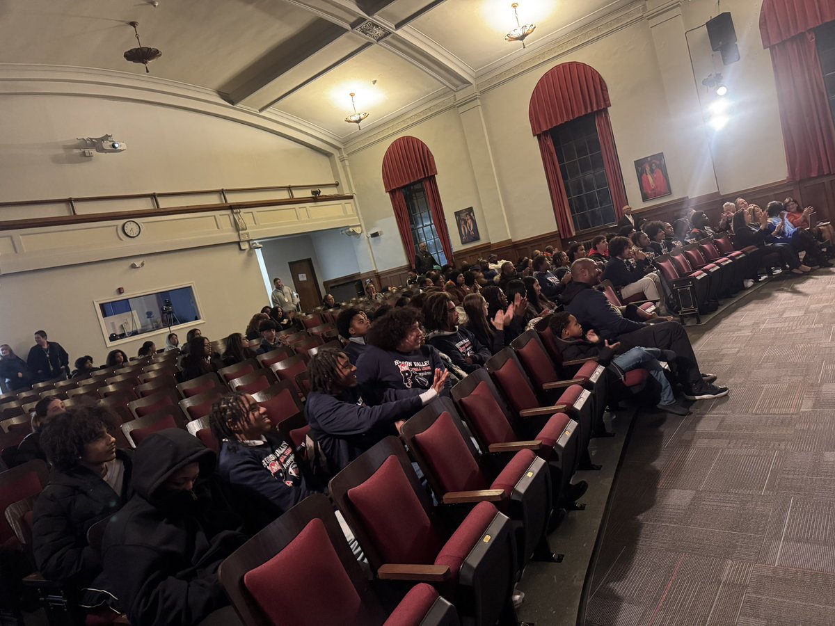 PeekskillCSD's tweet image. Tonight, we gathered our Boys Varsity Football Team, coaches, cheerleaders, families, friends and fans to celebrate our Hudson Valley Tournament Champions at our Board of Ed meeting! We are so proud of our scholar-athletes! 
❤️🏈🏆💙#Peekskillpride