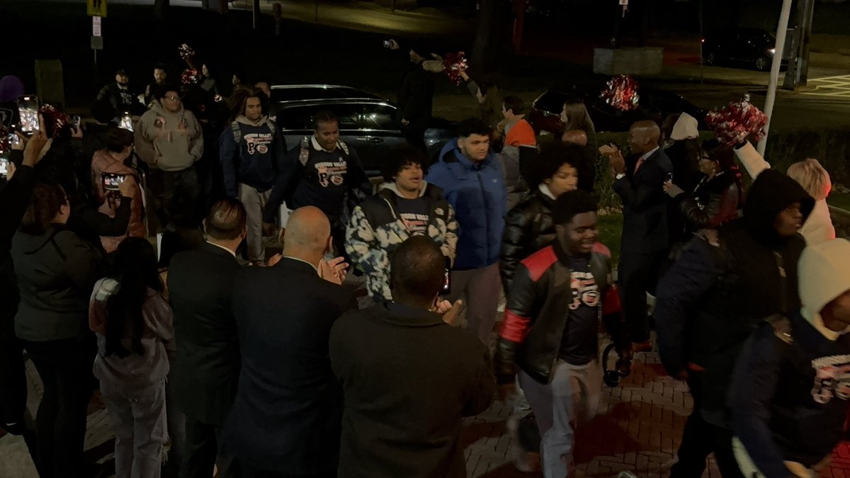 PeekskillCSD's tweet image. Tonight, we gathered our Boys Varsity Football Team, coaches, cheerleaders, families, friends and fans to celebrate our Hudson Valley Tournament Champions at our Board of Ed meeting! We are so proud of our scholar-athletes! 
❤️🏈🏆💙#Peekskillpride