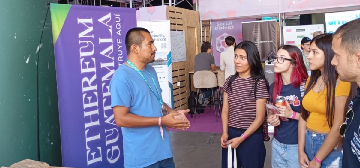 ethereumgt's tweet image. Hoy fue un día lleno de orgullo y satisfacción ✨🥳 al presentar en Devconnet 🚀 las distintas activaciones que la familia Ethereum Guatemala 🇬🇹💙 ha realizado en el país. 

Además, aprovechamos para deleitar el paladar de los asistentes 🍬😋 con una muestra de nuestros dulces…