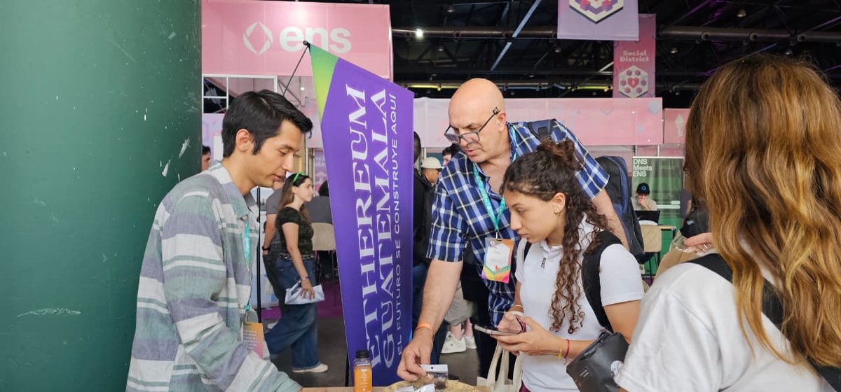 ethereumgt's tweet image. Hoy fue un día lleno de orgullo y satisfacción ✨🥳 al presentar en Devconnet 🚀 las distintas activaciones que la familia Ethereum Guatemala 🇬🇹💙 ha realizado en el país. 

Además, aprovechamos para deleitar el paladar de los asistentes 🍬😋 con una muestra de nuestros dulces…