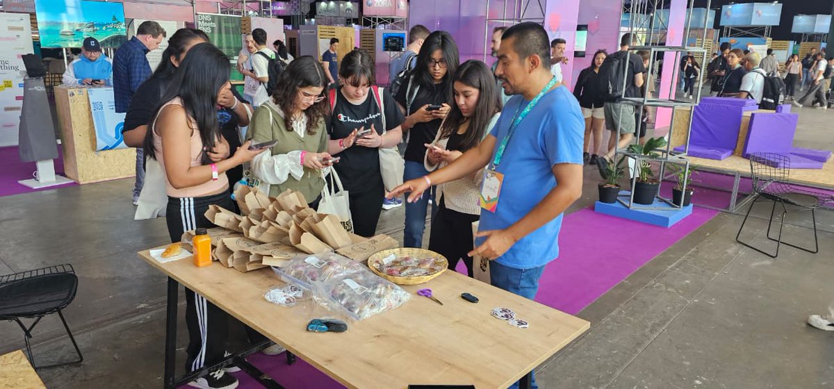 ethereumgt's tweet image. Hoy fue un día lleno de orgullo y satisfacción ✨🥳 al presentar en Devconnet 🚀 las distintas activaciones que la familia Ethereum Guatemala 🇬🇹💙 ha realizado en el país. 

Además, aprovechamos para deleitar el paladar de los asistentes 🍬😋 con una muestra de nuestros dulces…