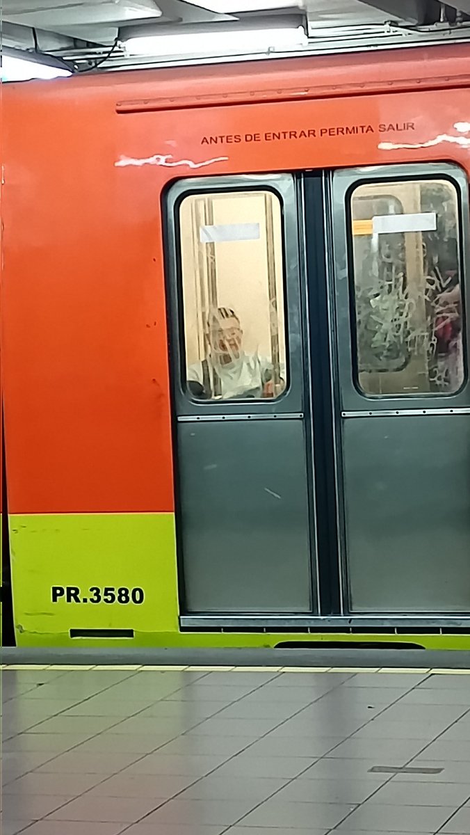 Leilani_cd9's tweet photo. @MetroCDMX Quiero reportar a este guardia en la estación Garibaldi, ya que los usuarios le dieron dinero por dejarlos en el vagón para transbordo. Digan si será así para entonces también hacer lo mismo. https://t.co/dUHMdyQG3u