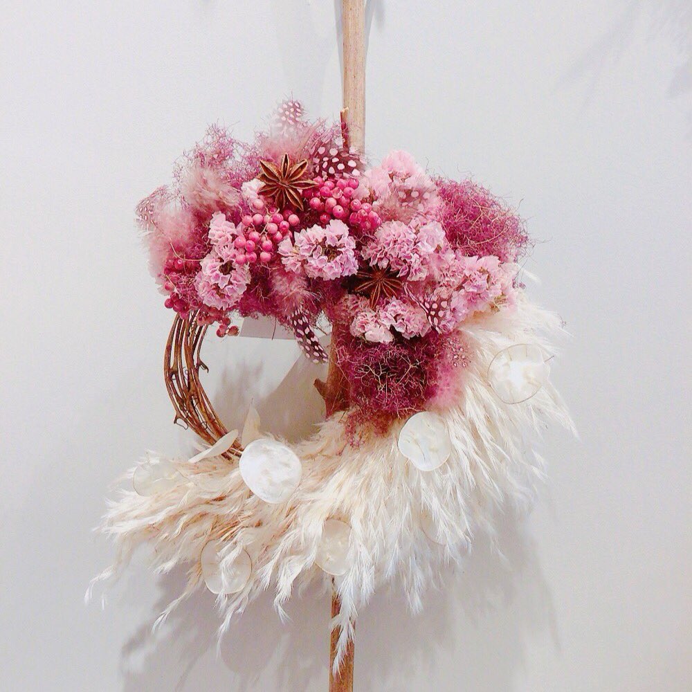 ueda_museumshop's tweet photo. a pointさんのリースが入荷しました💐
ひとつずつ丁寧に作られたリース。ご自分へのプレゼントや、お友達や大切な人への贈り物にいかがでしょうか?
#apoint #ドライフラワー #リース
#上田市立美術館ミュージアムショップ
https://t.co/NYDJPFLOpp https://t.co/57bssfqzOQ
