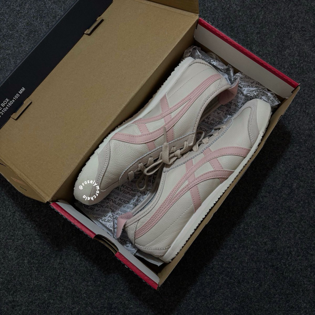 roselymarchela's tweet photo. idk who needs to hear this but… onitsuka really said “don’t worry babe, i got your feet” 😭😭😭 https://t.co/AR0tfSWcZ5