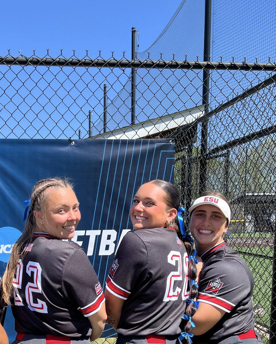 kcolangelo2023's tweet photo. The newest members of the 300lbs squat club. All 3 of us (Maddy &amp; Gigi) maxed out at 325 this morning. Can't wait for the season to begin! 💪💪💪❤️🖤 🥎 #warriorstrong #79days https://t.co/DJIt2wZ87k