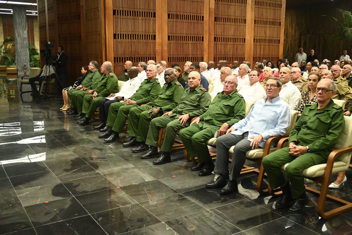 🇨🇺| Un saludo y un abrazo del General de Ejército, Raúl Castro Ruz, líder de la Revolución cubana, transmitió el Presidente <a href="/DiazCanelB/">Miguel Díaz-Canel Bermúdez</a> a los integrantes del cuerpo diplomático que participaron en el acto de conmemoración por el 50 aniversario de la independencia de #Angola. 

🧵