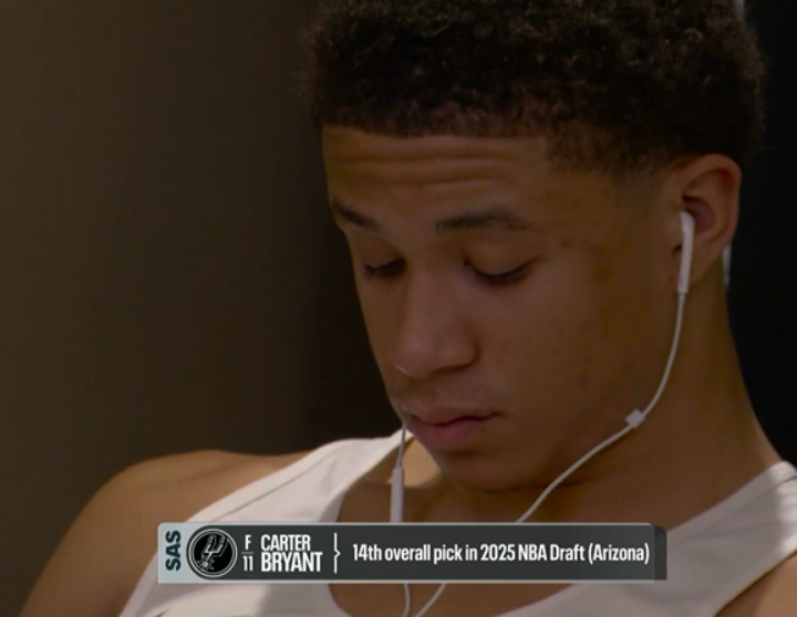 ClutchPoints's tweet image. Carter Bryant is locked into his book, The Inner Game of Tennis before Spurs-Grizzlies 📖🔒