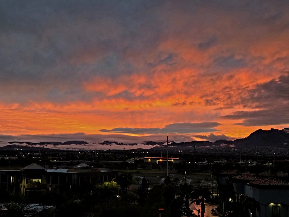 After all that rain today, we still get a classic Las Vegas fall sunset. 😎 🔥 in the sky