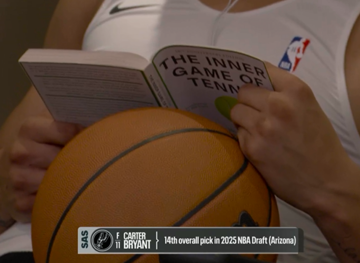 ClutchPoints's tweet image. Carter Bryant is locked into his book, The Inner Game of Tennis before Spurs-Grizzlies 📖🔒