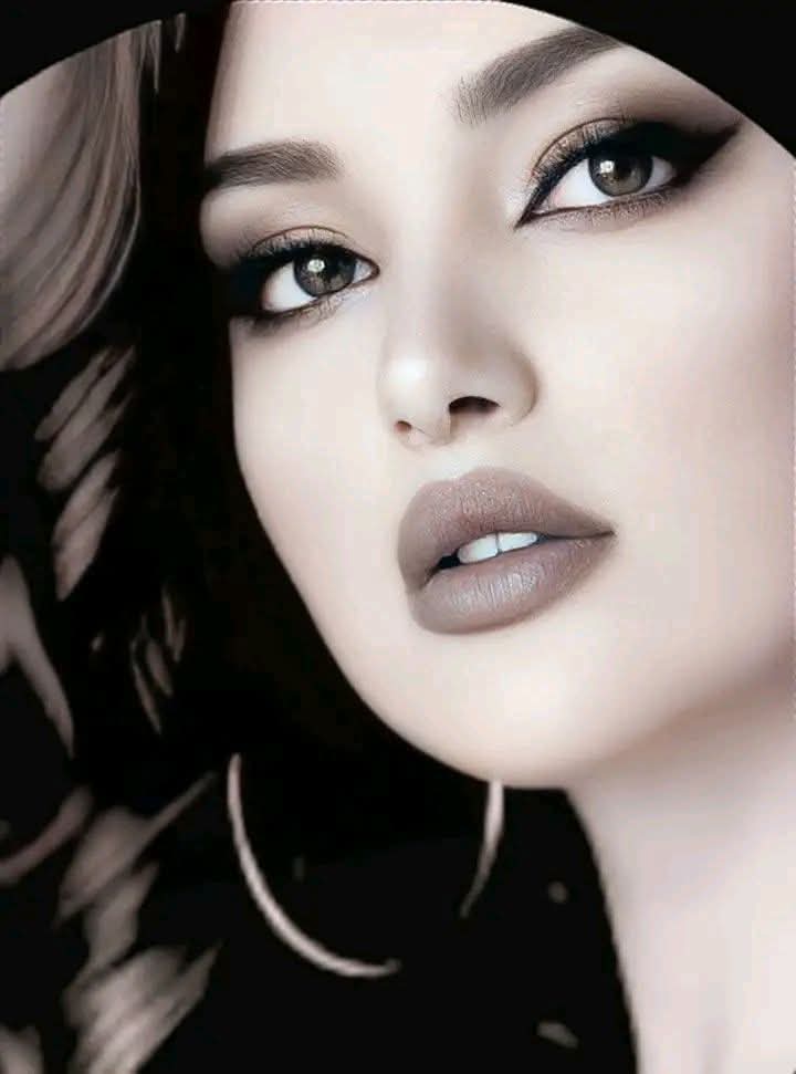 هُنَا الجَمالُ
وهُنَا حُروفُ
الغَزلُ
حَسنَاءُ كُل القَصَائدِ
في سَحرِ جَمَالِهَا
تغتزل
 مِن ثَغرِهَا
يُولدُ الحَرفُ الغَيرَ
 مُبتذلُ
ومَن عَينَاهَا يَستمِدُّ
القَمرَ ضِيَائهِ
والشمس تغَارُ مِن
بَهَائها تَستتِرُ
وتَعْتَزلُ
وأَنَا سَجِينُ قلبهَا
فَرَد وَحِيدَ لاذَ
بالعزلُ
خَالِد