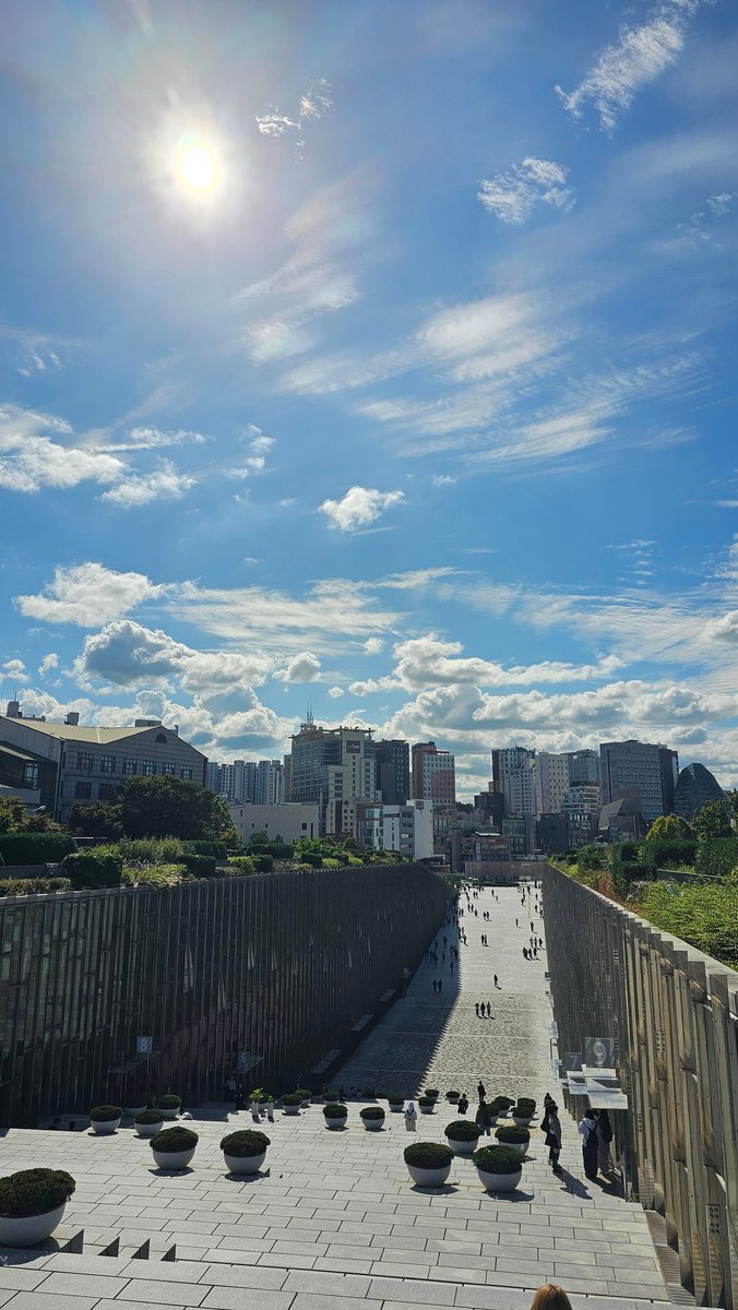 Daehak_garlae's tweet photo. 학교 진짜 이쁩니다
이대업 이대업!! https://t.co/7wxJVKCIWa