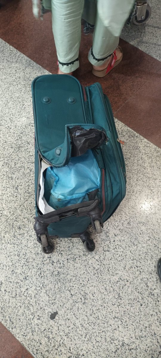 Ankur0792's tweet photo. @IndiGo6E My luggage is damaged AS I RECEIVED IN VARANASI.
My PNR is O4PKMP.
PLEASE HELP. https://t.co/bPfcYWtpQ2