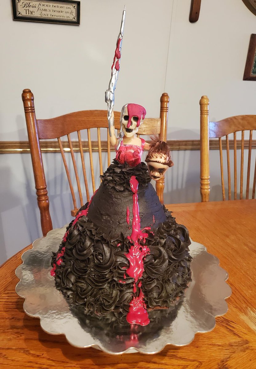 GhouliaChilds's tweet photo. CREEPY Barbie Princess Cake by BonnieParker1964 via Reddit
#NationalPrincessDay 
#GhastlyGastronomy https://t.co/WiX8cxPjze