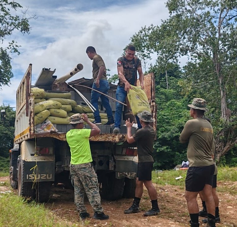 GobEmberaW's tweet photo. Agradecemos al @miviotpma por la entrega de materiales destinados a la vivienda de la longeva Sra. Chami, un apoyo que significa esperanza y bienestar para su familia.

Reconocemos también el respaldo del @senafrontpanama y  @MeducaPma para lograr este traslado. https://t.co/sXWFZEHh4J