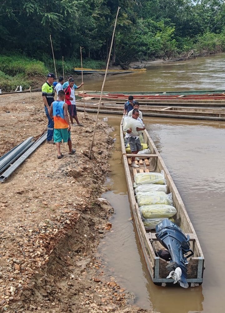 GobEmberaW's tweet photo. Agradecemos al @miviotpma por la entrega de materiales destinados a la vivienda de la longeva Sra. Chami, un apoyo que significa esperanza y bienestar para su familia.

Reconocemos también el respaldo del @senafrontpanama y  @MeducaPma para lograr este traslado. https://t.co/sXWFZEHh4J
