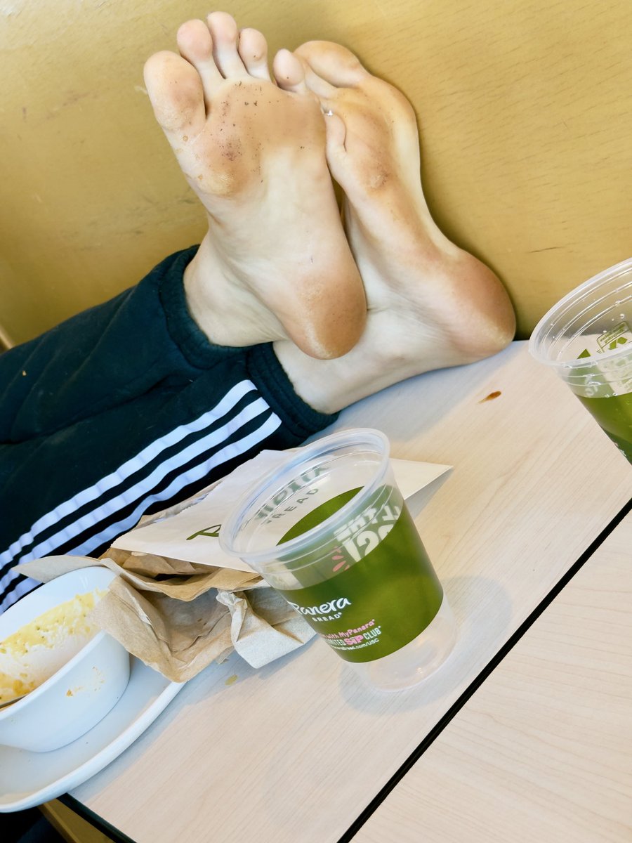 leynalegit's tweet image. At Panera Bread 🍞👣
#publicfeet #panera #bigsoles #toes