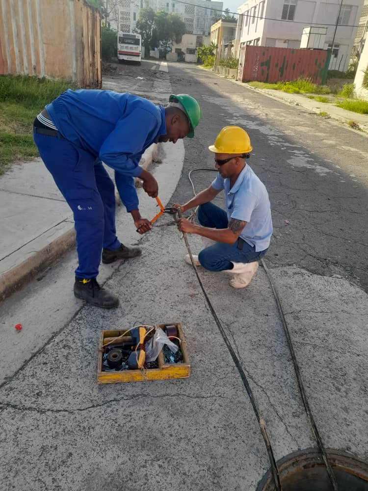 Las brigadas de cable y corte y bajante de #Etecsa_Mayabeque continúan su labor para restablecer las telecomunicaciones en el Reparto Abel Santamaría de Santiago de Cuba. 
#EtecsaConCuba 
#FuerzaCuba