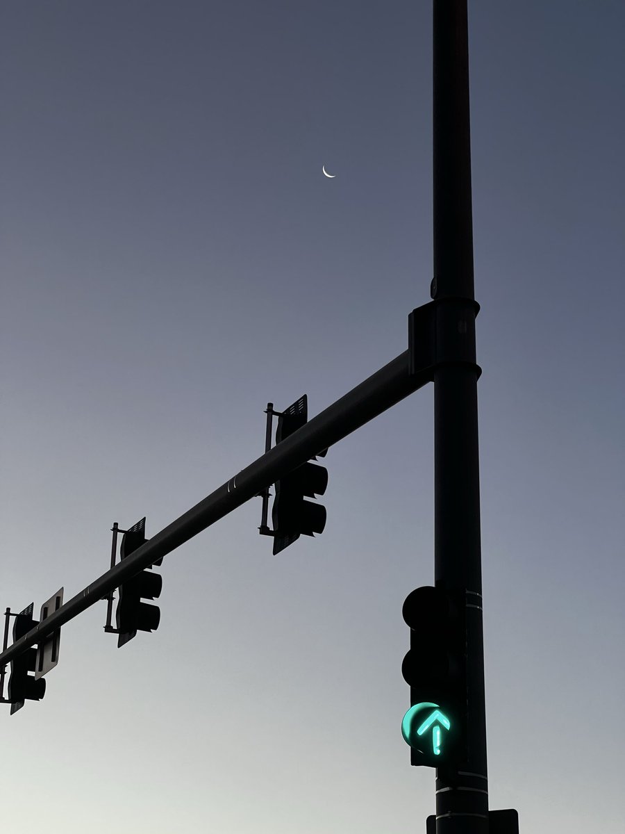 shaulee's tweet photo. Traffic light says look up. #moon https://t.co/XErXV48s1I