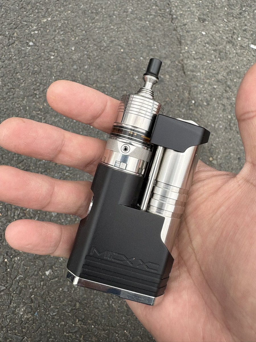 88BURUBURU88's tweet image. 今日は修理したMIXXがおとも😆

#ハンチェ #vape好きな人と繋がりたい