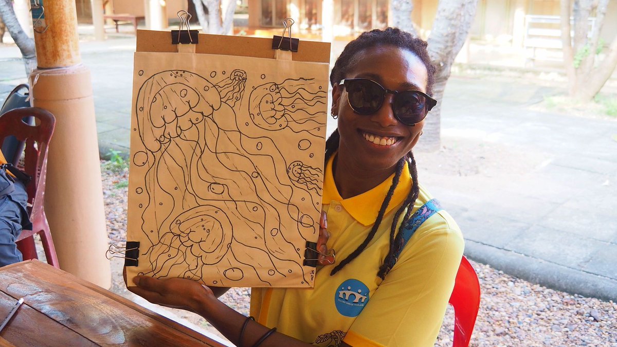 KE_Thailand's tweet image. Local art shop just became a personal gallery!   

Teacher Kinesscia held up her handmade bag like a treasure, every line and color drawn straight from her own imagination—bold strokes, soft shades, pure heart on canvas.  

Kinesscia, thank you for turning a simple bag into a…